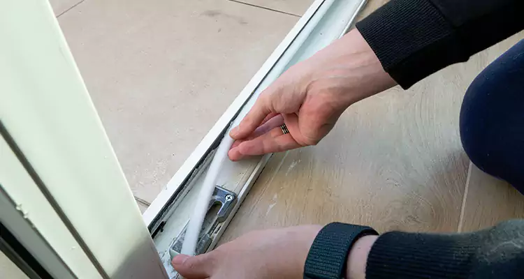 Garage Door Off Track Repair in Oakleaf Plantation, FL