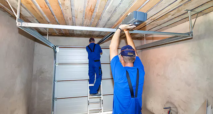 Garage Door Opener Technician in Oakleaf Plantation, FL